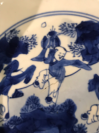 Un bol de type klapmuts en porcelaine de Chine bleu et blanc, marque de Chenghua, Kangxi