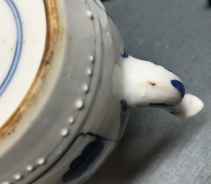 Une th&eacute;i&egrave;re couverte en porcelaine de Chine bleu et blanc, Kangxi