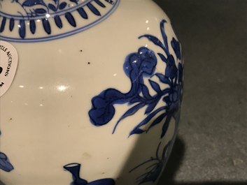 Een Chinese blauwwitte flesvormige vaas, Kangxi