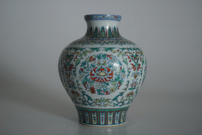 Un vase en porcelaine de Chine doucai, marque de Qianlong, 20&egrave;me