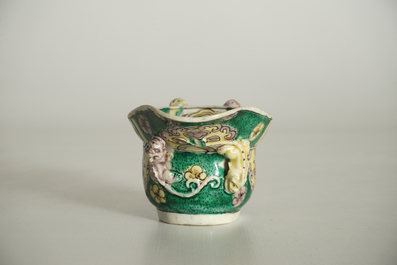 Een Chinese famille verte libation cup, Kangxi