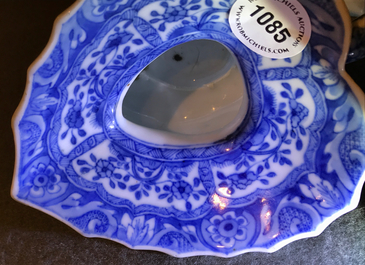 Un crachoir en forme de coeur en porcelaine de Chine bleu et blanc, Kangxi