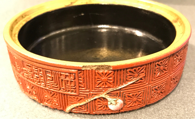 A Chinese porcelain imitation lacquerware covered box with prunus branches, 19/20th C.