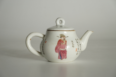 A Chinese famille rose Wu Shuang Pu teapot, 19th C.