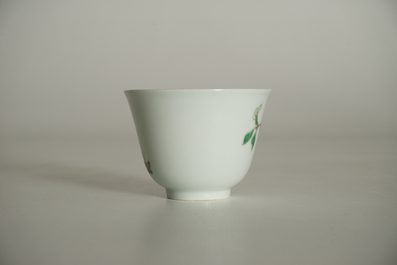 A Chinese famille verte cup with goji branches, Kangxi mark, 19/20th C.