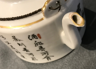 A Chinese qianjiang cai teapot and cover, Tongzhi mark, 19/20th C.