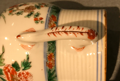 A Chinese famille verte sprinkler and a mug, Kangxi