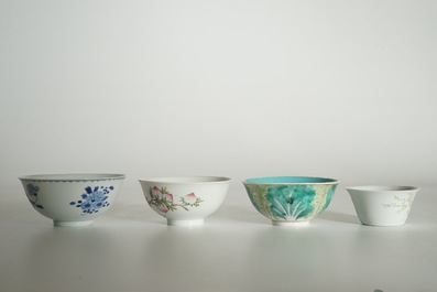 Vier diverse Chinese famille rose en blauwwitte kommen, 19/20e eeuw