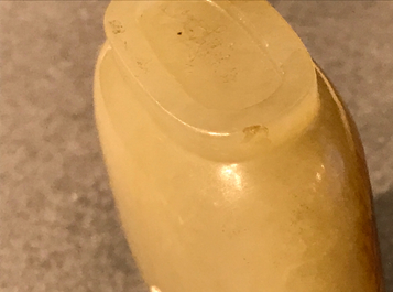 A Chinese brown jade snuff bottle, 19th C.