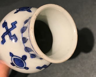 Een Chinese blauwwitte flesvormige vaas, Kangxi
