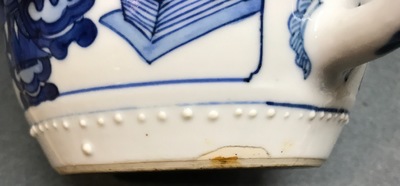 Une th&eacute;i&egrave;re couverte en porcelaine de Chine bleu et blanc, Kangxi