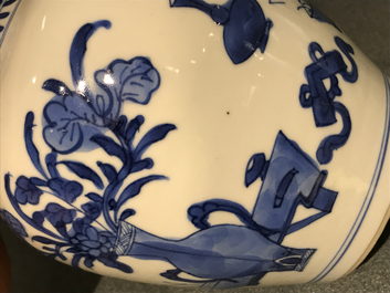 Een Chinese blauwwitte flesvormige vaas, Kangxi