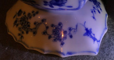 Un crachoir en forme de coeur en porcelaine de Chine bleu et blanc, Kangxi