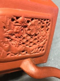 Une th&eacute;i&egrave;re ajour&eacute;e en gr&egrave;s de Yixing &agrave; d&eacute;cor floral, Chine, Kangxi