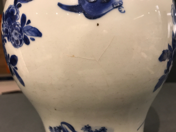 Un vase de forme yenyen en porcelaine de Chine bleu et blanc, Kangxi