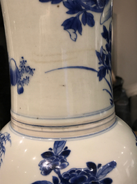 Un vase de forme yenyen en porcelaine de Chine bleu et blanc, Kangxi