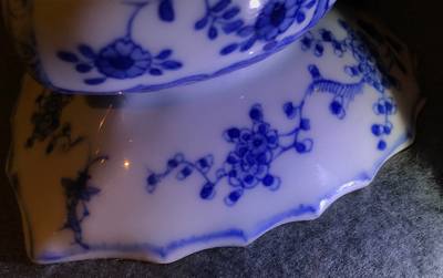 Un crachoir en forme de coeur en porcelaine de Chine bleu et blanc, Kangxi