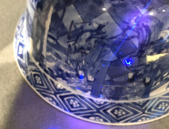 Een Chinese blauwwitte klapmutskom, Kangxi merk en periode
