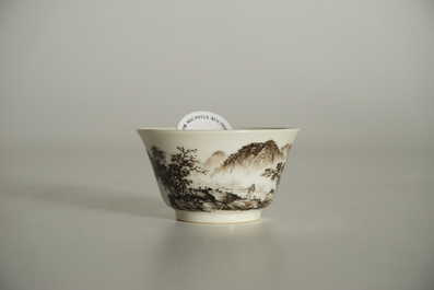 Een Chinese grisaille kop, Yongzheng merk, 19/20th C.