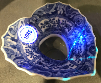 Un crachoir en forme de coeur en porcelaine de Chine bleu et blanc, Kangxi