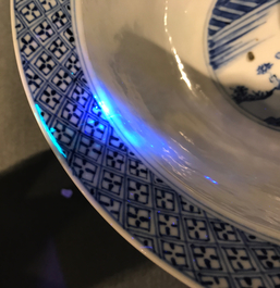 Een Chinese blauwwitte klapmutskom, Kangxi merk en periode