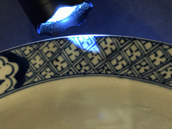 Un bol de type klapmuts en porcelaine de Chine bleu et blanc, marque de Chenghua, Kangxi