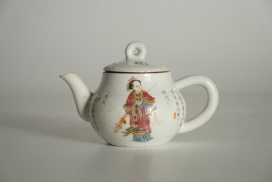 A Chinese famille rose Wu Shuang Pu teapot, 19th C.