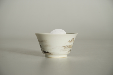 Een Chinese grisaille kop, Yongzheng merk, 19/20th C.