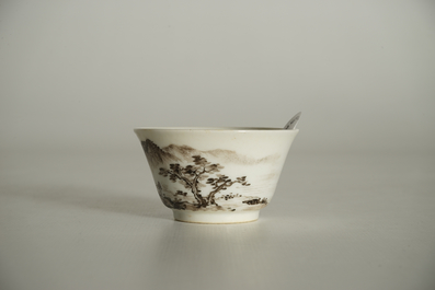 Een Chinese grisaille kop, Yongzheng merk, 19/20th C.