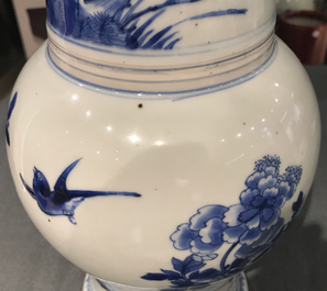 Un vase de forme yenyen en porcelaine de Chine bleu et blanc, Kangxi