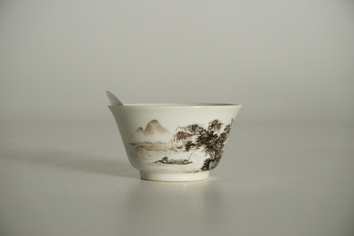 Een Chinese grisaille kop, Yongzheng merk, 19/20th C.