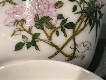 A pair of Chinese famille rose cups with floral design, 19/20th C.