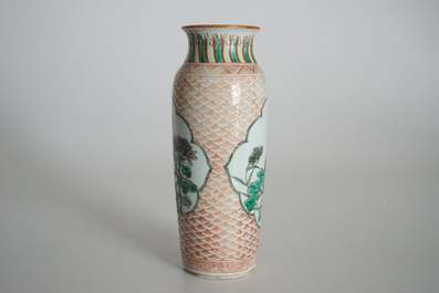 Een Chinese wucai rouleau vaas met florale medaillons, Transitie periode