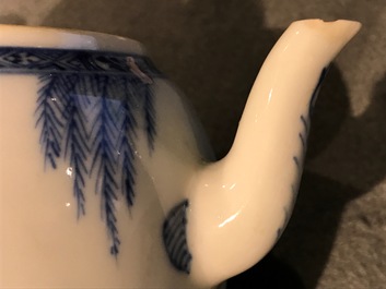 Une th&eacute;i&egrave;re en porcelaine de Chine bleu et blanc &agrave; d&eacute;cor de "La Romance de la chambre de l'ouest", Yongzheng