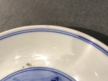 Een Chinees blauwwit bord met figurendecor, Yongzheng merk en periode