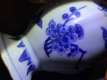 Drie Chinese blauwwitte Hatcher cargo type mosterdpotjes met deksels, Transitie periode
