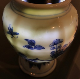 Drie Chinese blauwwitte Hatcher cargo type mosterdpotjes met deksels, Transitie periode