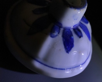 Drie Chinese blauwwitte Hatcher cargo type mosterdpotjes met deksels, Transitie periode