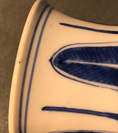 Twee blauwwitte rouleau vazen met horizontale vlakverdeling met draken, Kangxi