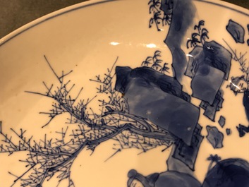 Une paire d'assiettes en porcelaine de Chine bleu et blanc aux d&eacute;cors d'un sage sur un &acirc;ne, marque et &eacute;poque de Kangxi