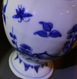 Drie Chinese blauwwitte Hatcher cargo type mosterdpotjes met deksels, Transitie periode