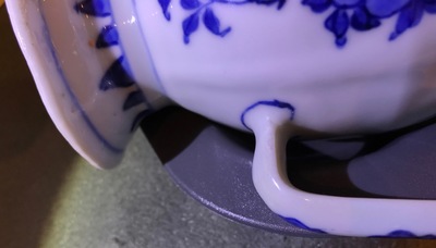 Drie Chinese blauwwitte Hatcher cargo type mosterdpotjes met deksels, Transitie periode