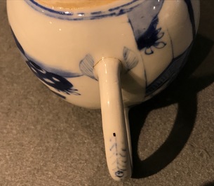 Une th&eacute;i&egrave;re en porcelaine de Chine bleu et blanc &agrave; d&eacute;cor de "La Romance de la chambre de l'ouest", Yongzheng