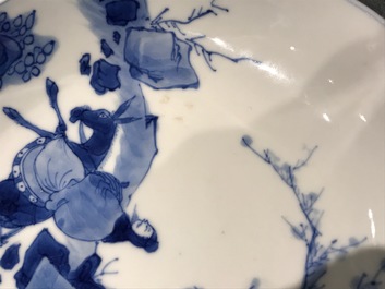 Une paire d'assiettes en porcelaine de Chine bleu et blanc aux d&eacute;cors d'un sage sur un &acirc;ne, marque et &eacute;poque de Kangxi