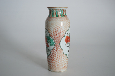 Een Chinese wucai rouleau vaas met florale medaillons, Transitie periode