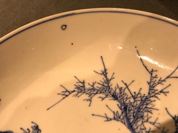 Une paire d'assiettes en porcelaine de Chine bleu et blanc aux d&eacute;cors d'un sage sur un &acirc;ne, marque et &eacute;poque de Kangxi
