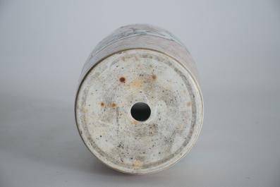 Een Chinese wucai rouleau vaas met florale medaillons, Transitie periode