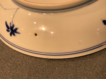Een Chinees blauwwit bord met figurendecor, Yongzheng merk en periode