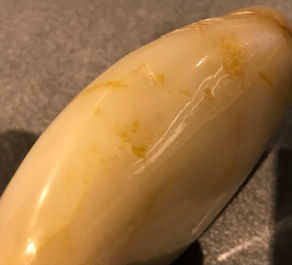 Une tabati&egrave;re en jade brune &agrave; d&eacute;cor d'un paysage, Chine, 19&egrave;me