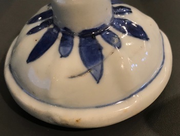 Drie Chinese blauwwitte Hatcher cargo type mosterdpotjes met deksels, Transitie periode